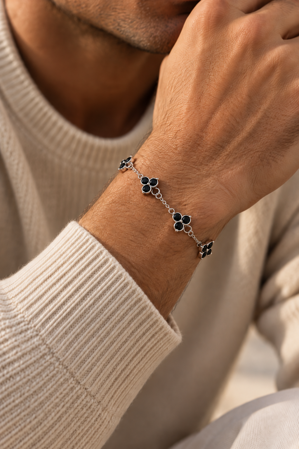 Le bracelet Monaco noir et or