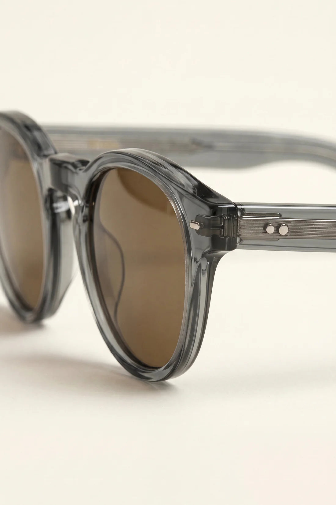 Les lunettes de soleil Monopoli Smoke Grey
