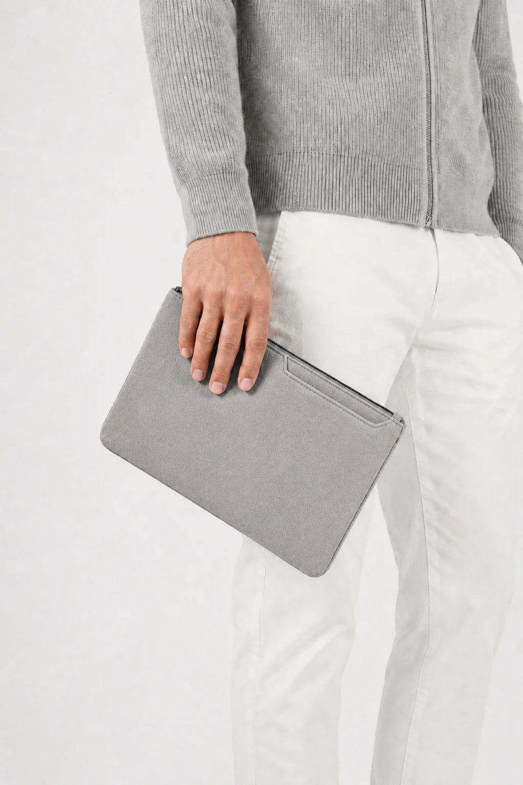 Die Forte Alcantara Pochette in Hellgrau