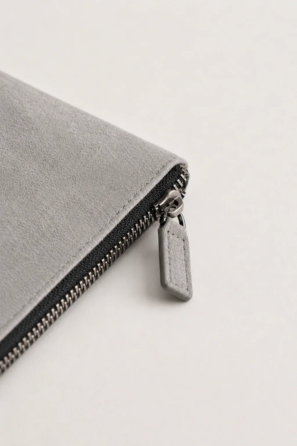 Die Forte Alcantara Pochette in Hellgrau