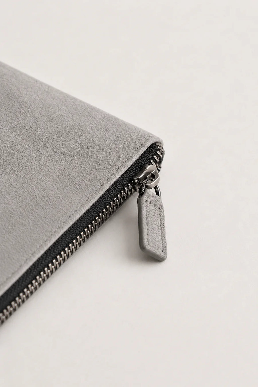 Die Forte Alcantara Pochette in Hellgrau