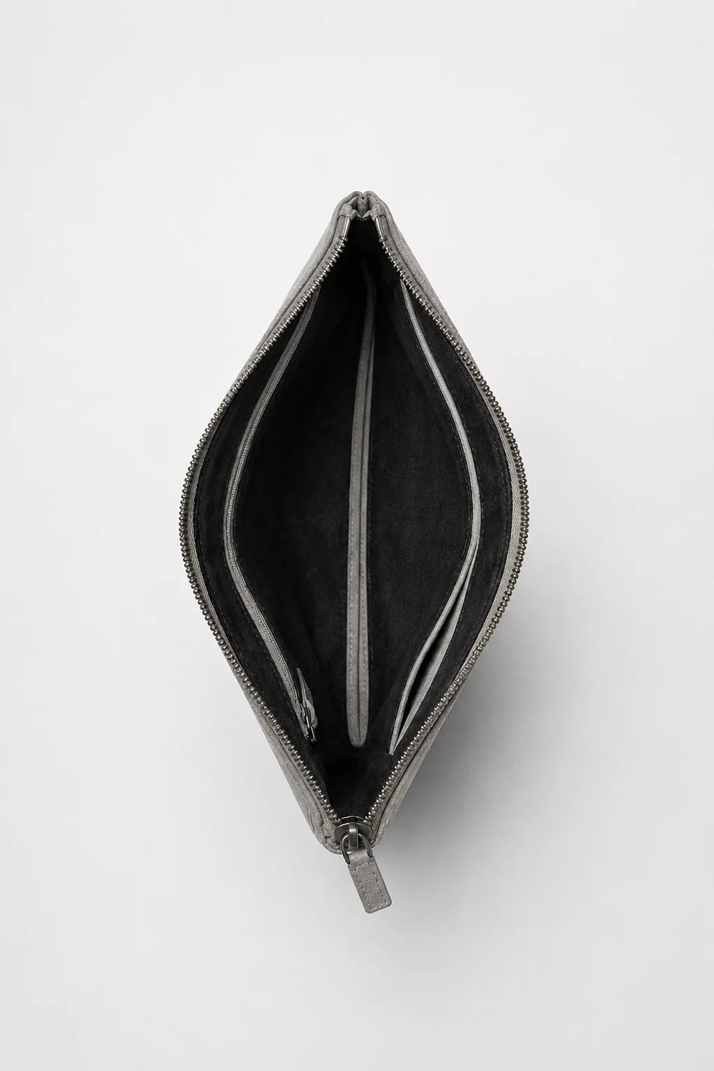Die Forte Alcantara Pochette in Hellgrau