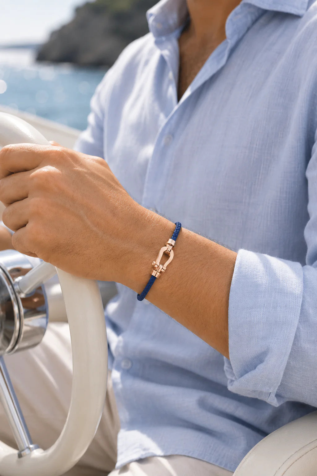 Bracelet en cuir tressé porté au poignet sur la Riviera