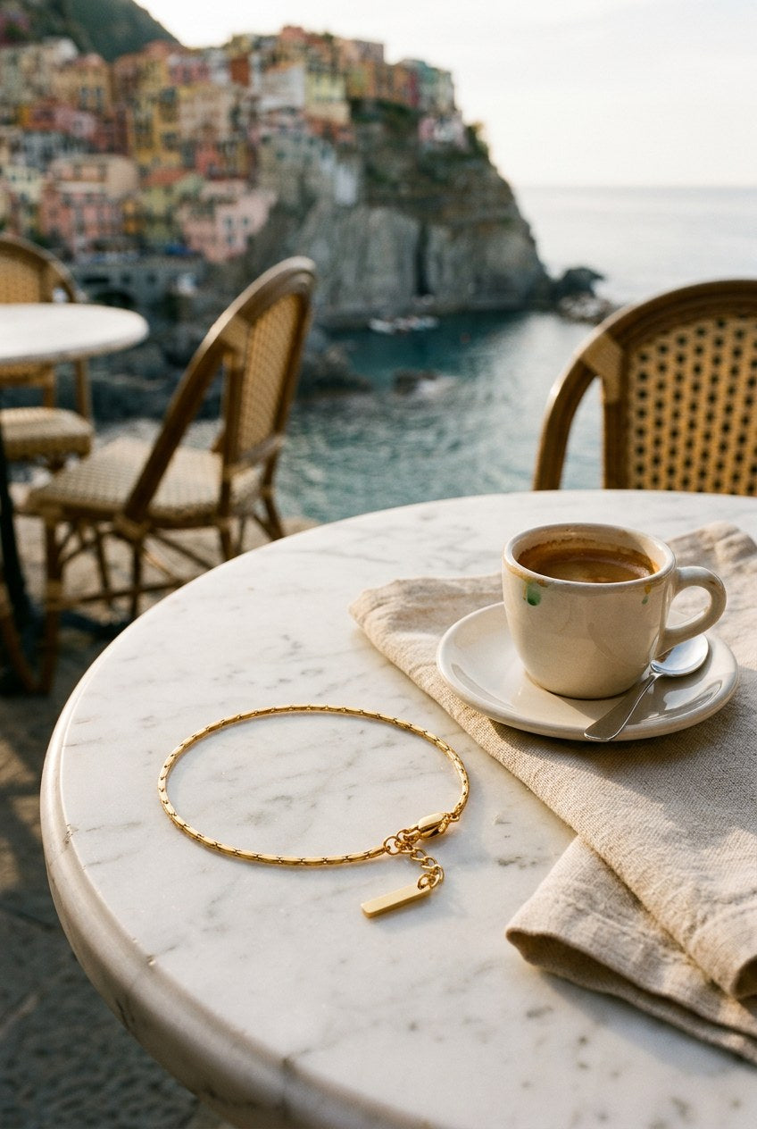 The Royal Wire Bracelet auf einem Marmortisch in einem Café am Meer in den Cinque Terre